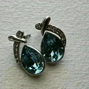 Aquamarine oval blue pendant earrings.
